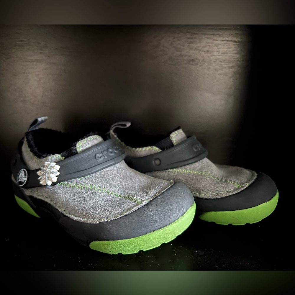 Crocs Dawson Boys Size 9C Grey Green Walking Outdoor Faux Fur Lined Clogs